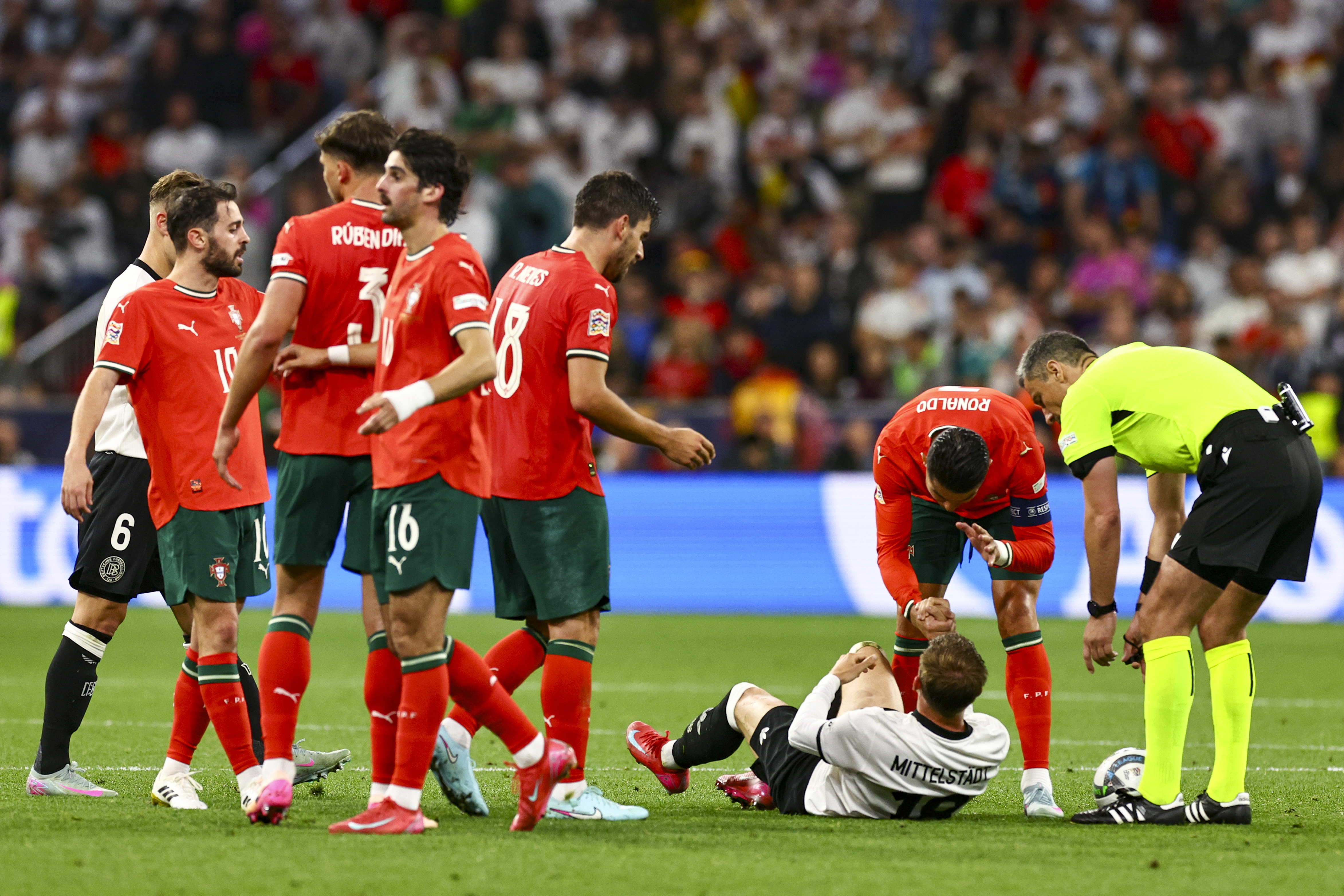 欧洲球队展现出色表现，晋级下一轮