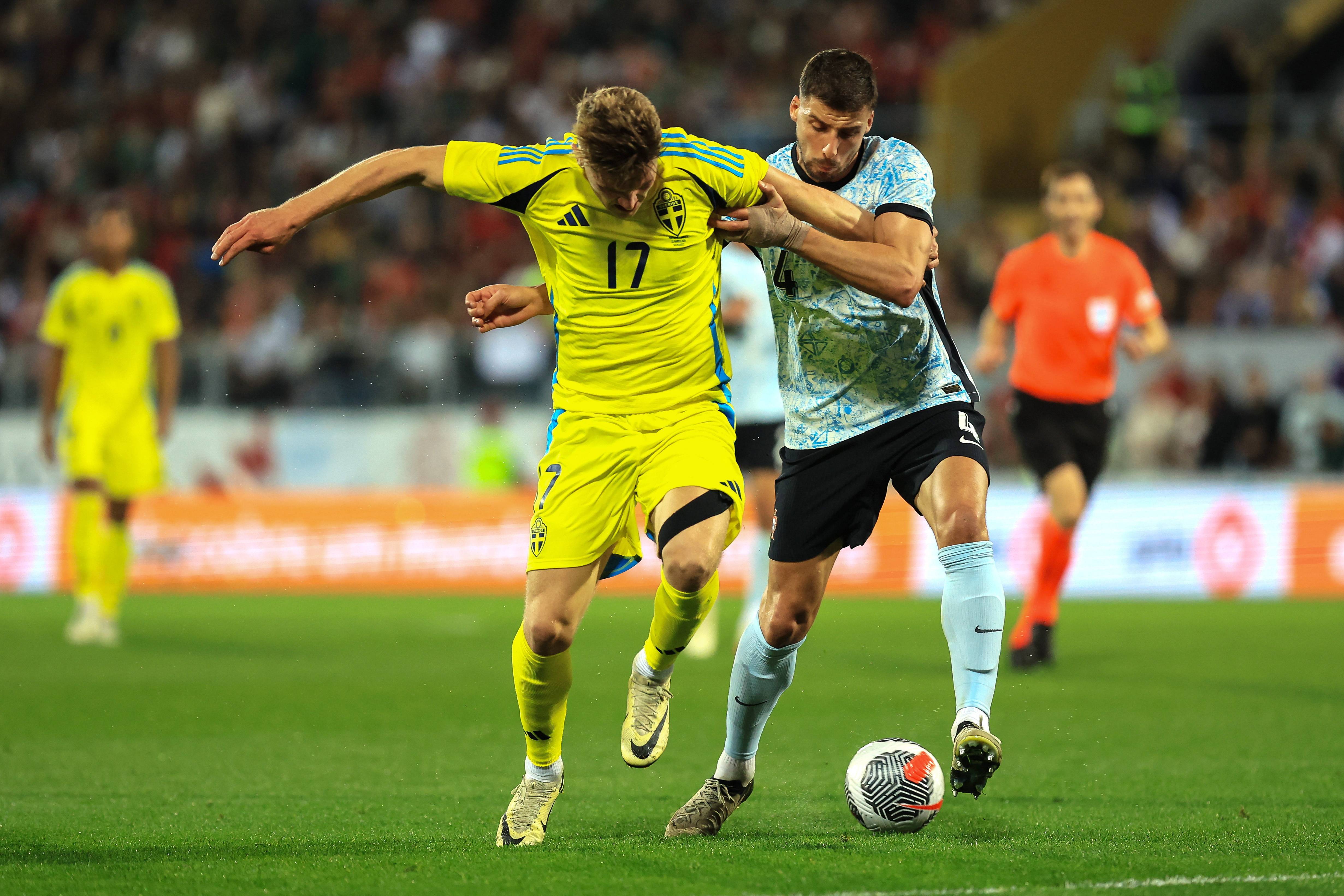 关于足球联赛的厮杀场面令人目不暇接的信息 关于足球联赛的厮杀场面令人目不暇接的信息