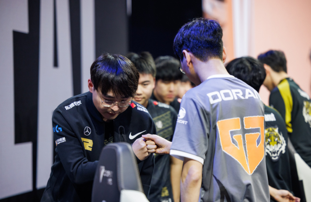 开云体育登录-FLY鏖战100T，Inspired开启传奇时刻焦点之战小组赛，引爆全场热议