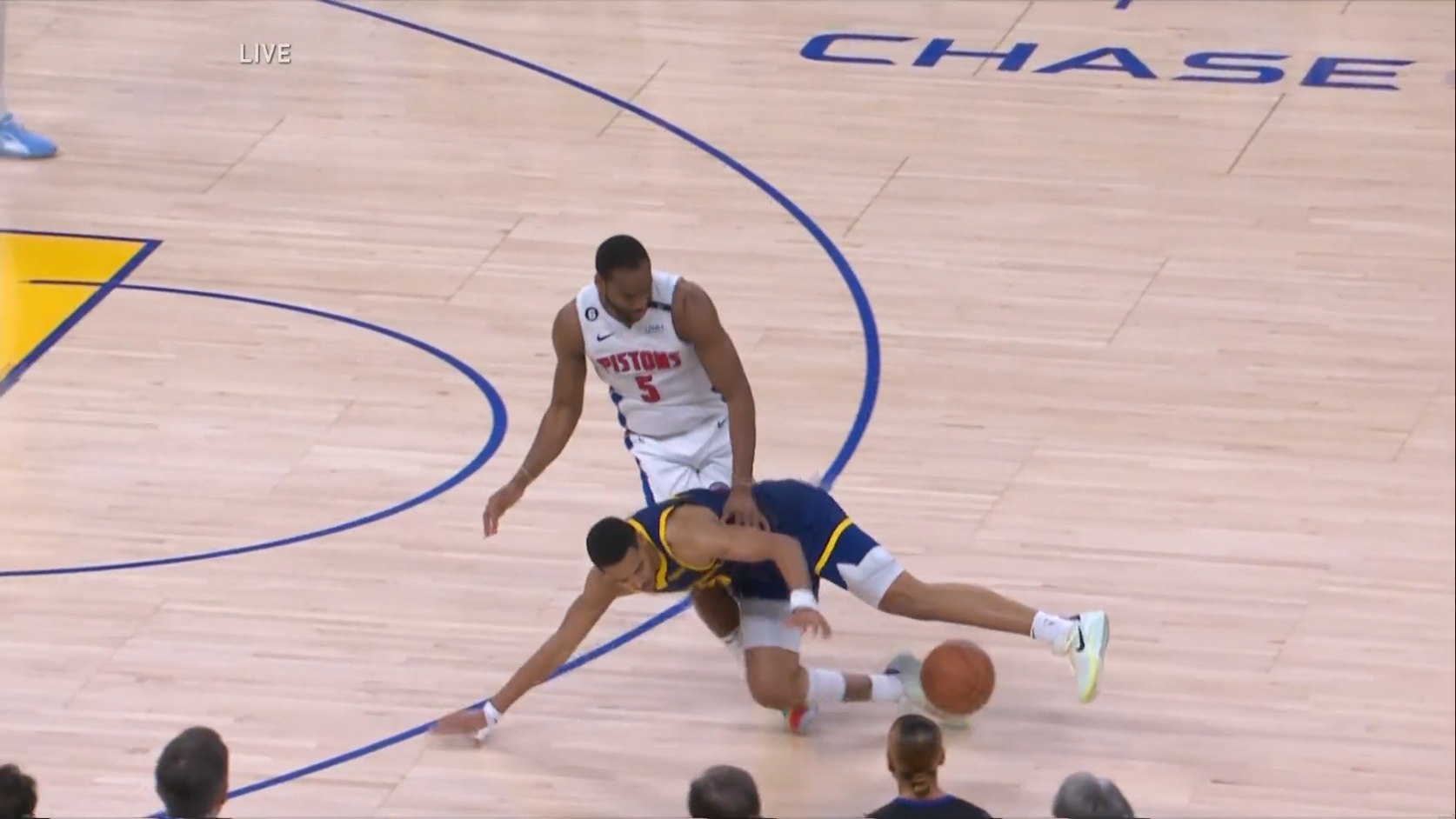 开云体育官网-国王队关键时刻失误频出，影响球队比赛结果