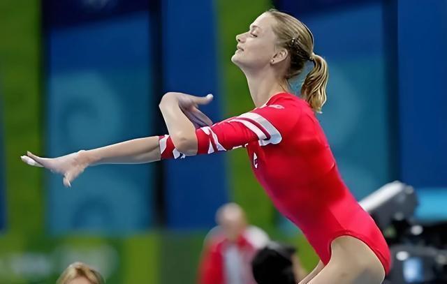 俄罗斯体操选手斩获桥梁表演金牌，惊艳全场