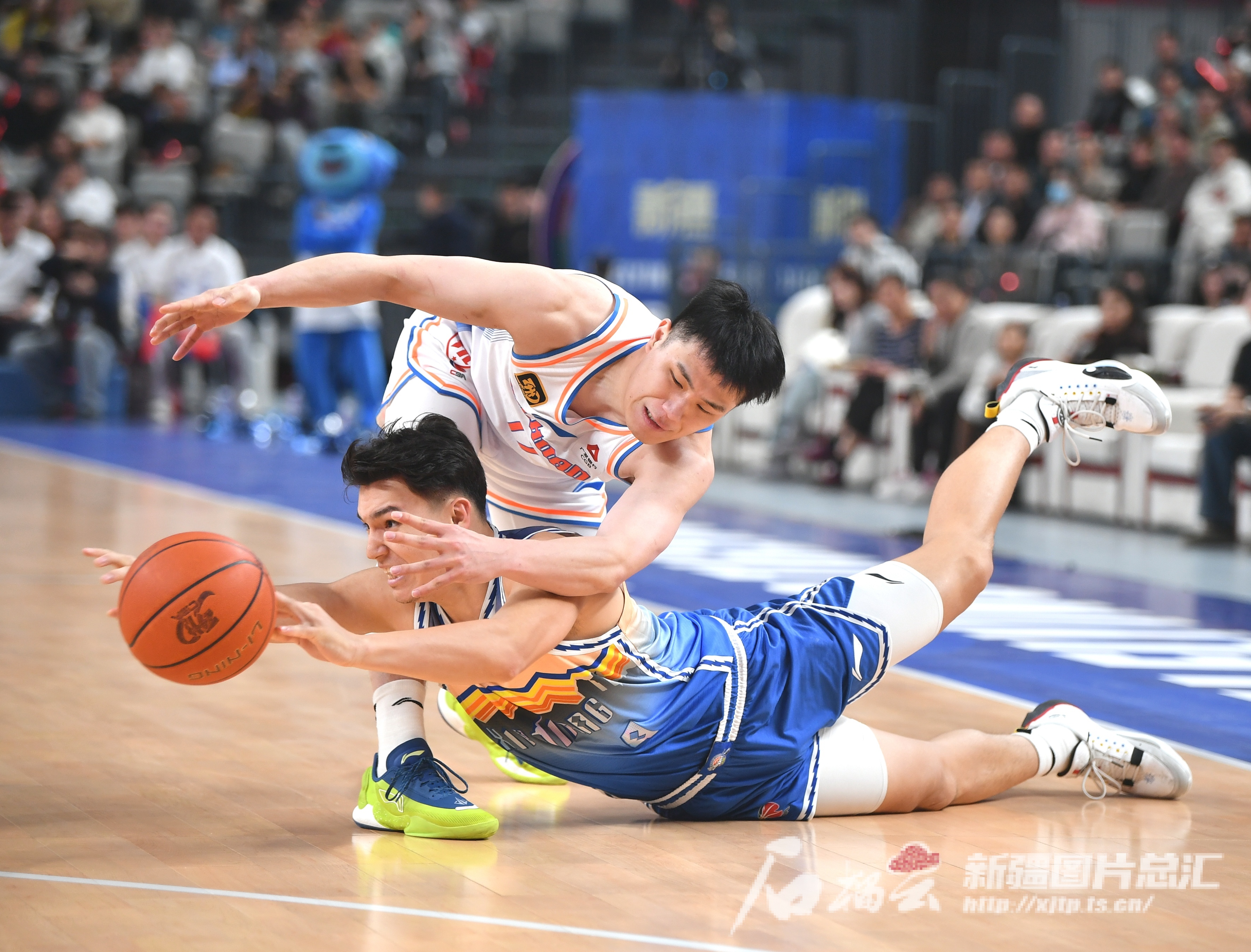 新疆队在比赛中击败山西,取得胜利 新疆队在比赛中击败山西,取得胜利