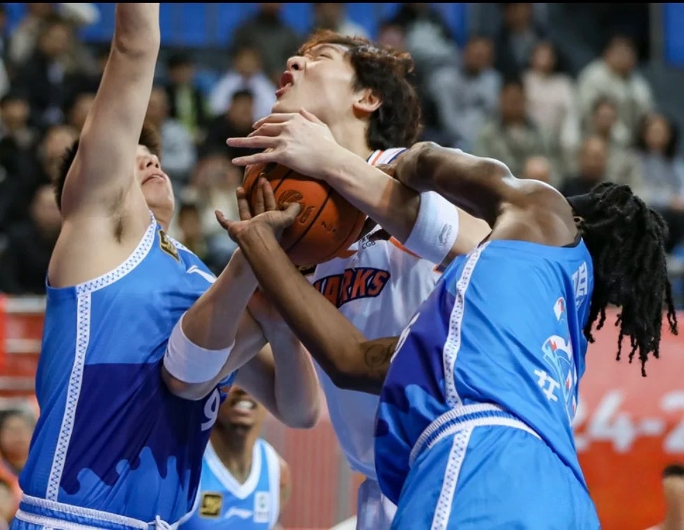 上海队险胜魔术，周琦点燃赛场