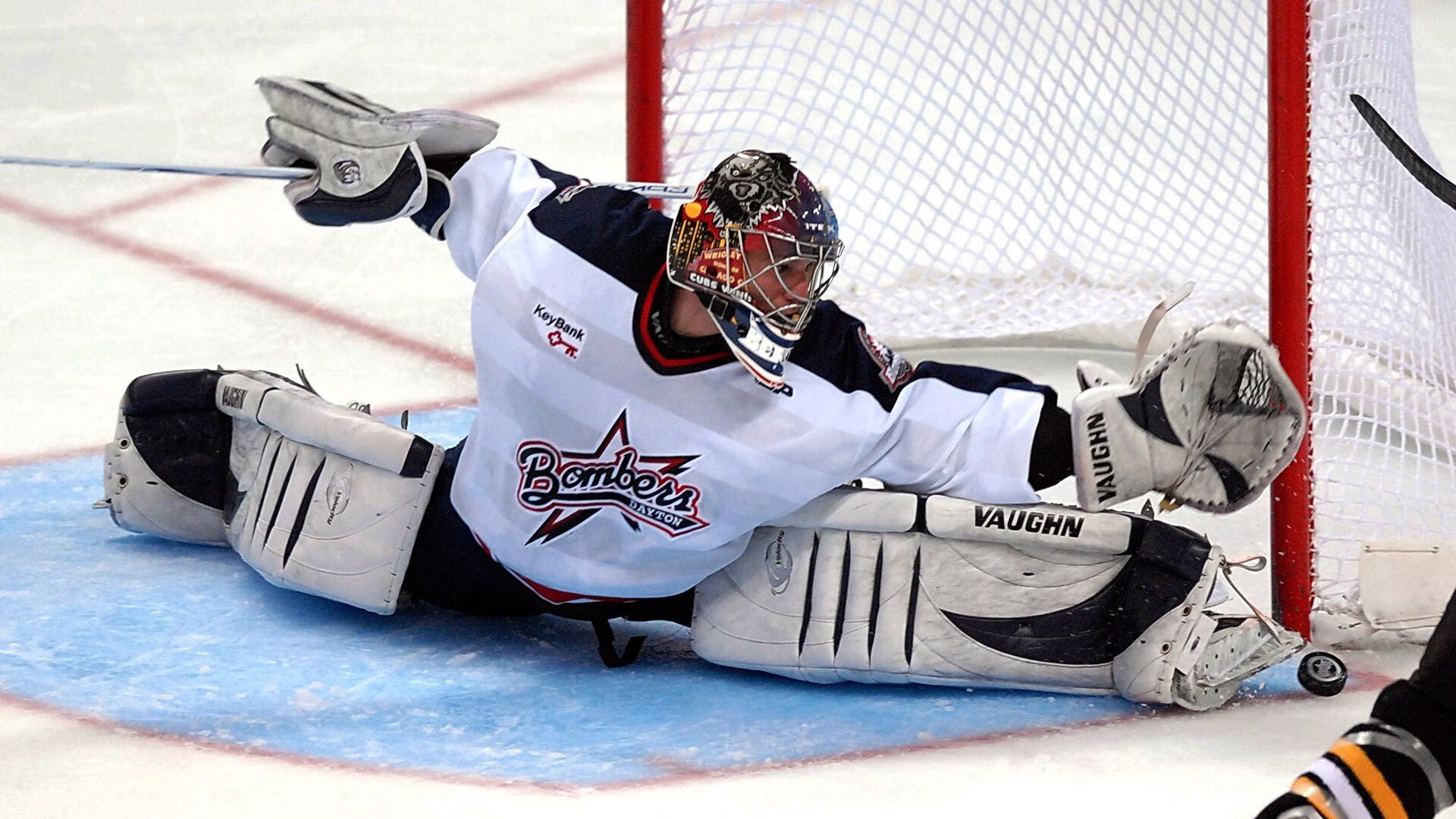 开云APP-红牛午夜逆袭，塞恩斯王座加冕—一场载入史册的赛道翻盘