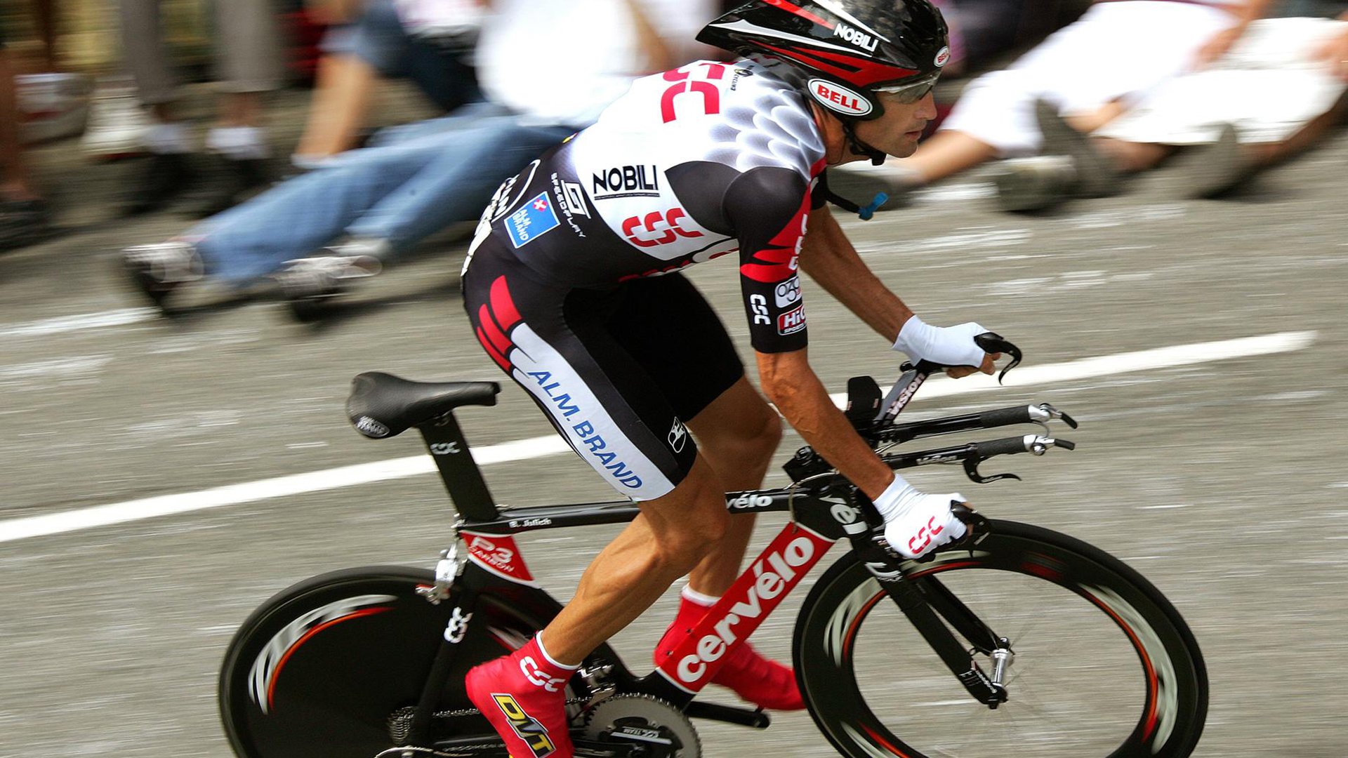 赛道颠覆日,哈斯战术完胜红牛二队,维斯塔潘高光独舞难掩团队失落